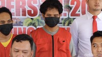 Selain Ikal dan istrinya, polisi juga menangkap seorang pria bernama Andi. Dia diketahui merupakan pemilik samurai yang dipakai untuk mengancam korban. (Istimewa)