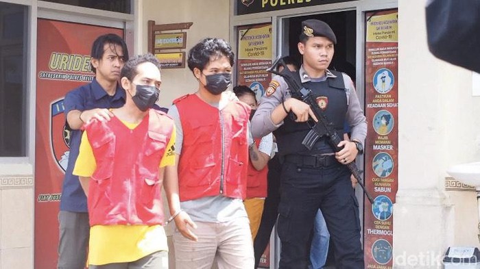 Polisi menghadirkan Zulfani Pasha, pemeran Ikal di film Laskar Pelangi pada rilis di Mapolres Belitung Timur. Polisi menghadirkan Zulfani Pasha, pemeran Ikal di film Laskar Pelangi pada rilis di Mapolres Belitung Timur.