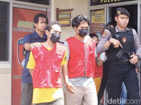 Polisi menghadirkan Zulfani Pasha, pemeran Ikal di film Laskar Pelangi pada rilis di Mapolres Belitung Timur.