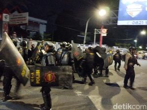 Demo di Makassar Masih Ricuh, Polisi Tembakkan Water Cannon-Gas Air Mata