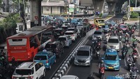 Kendaraan dari arah Cawang mengarah Wijaya I menuju Mampang maupun sebaliknya padat merayap seperti terekam pukul 09.05 WIB.