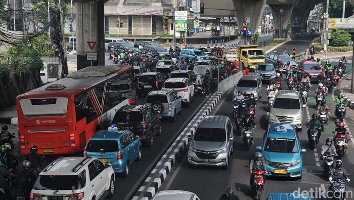 Arus lalu lintas terpantau padat di Jl Tendean, Jakarta Selatan, Selasa (2/5/2023). Begini potretnya.