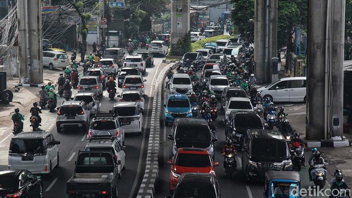 Potret Kemacetan di Jalan Tendean Pagi Tadi Arus lalu lintas terpantau padat di Jl Tendean, Jakarta Selatan, Selasa (2/5/2023). Begini potretnya.