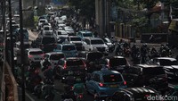 Arus lalu lintas terpantau padat di Jl Tendean, Jakarta Selatan, Selasa (2/5/2023) tepatnya dari Blok S menuju Mampang.