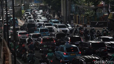 Potret Kemacetan di Jalan Tendean Pagi Tadi