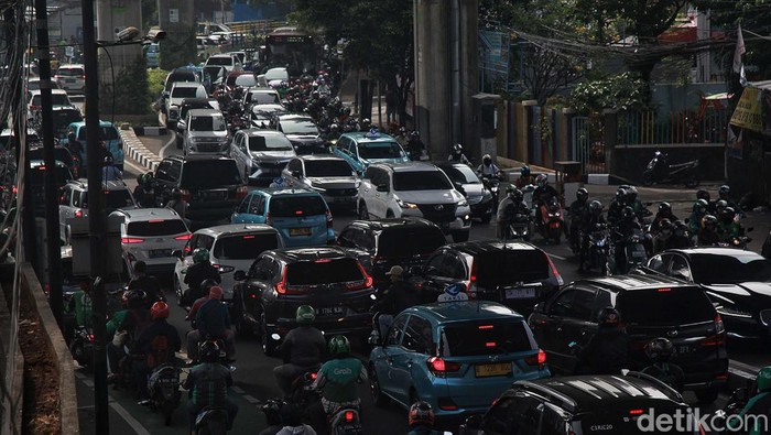 Potret Kemacetan di Jalan Tendean Pagi Tadi Arus lalu lintas terpantau padat di Jl Tendean, Jakarta Selatan, Selasa (2/5/2023). Begini potretnya.