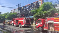 Sebanyak 15 unit pemadam kebakran dikerahkan juntuk memadamkan si jago merah. Foto: Muhammad Aminudin/detikJatim