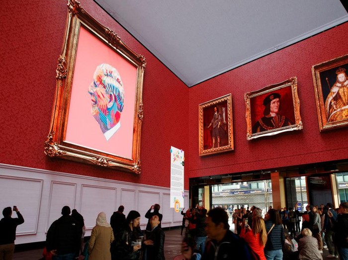 Potret Raksasa Lukisan Raja Charles III LONDON, ENGLAND - MAY 01: A general view of the launch of the Royally Big Portrait at Outernet London on May 01, 2023 in London, England. (Photo by John Phillips/Getty Images)