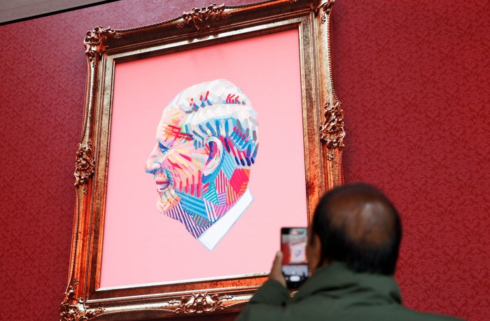 Potret Raksasa Lukisan Raja Charles III LONDON, ENGLAND - MAY 01: A general view of the launch of the Royally Big Portrait at Outernet London on May 01, 2023 in London, England. (Photo by John Phillips/Getty Images)