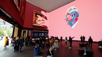 Pameran seni The Royally Big Potrait digelar di Outernet London mulai 1 Mei 2023.  Foto: Getty Images/John Phillips