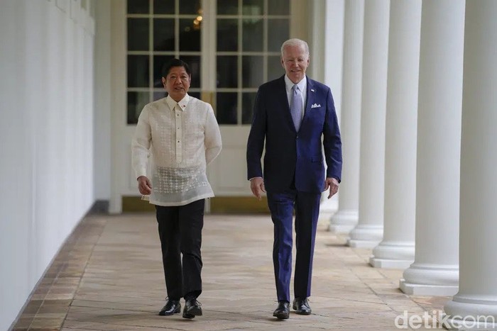 Presiden Filipina Ferdinand Marcos Jr dan Presiden AS Joe Biden berjalan berdampingan di Gedung Putih President Joe Biden and Philippines President Ferdinand Marcos Jr. walk on the West Colonnade to the Oval Office following a welcome ceremony at the White House in Washington, Monday, May 1, 2023. (AP Photo/Carolyn Kaster, Pool)