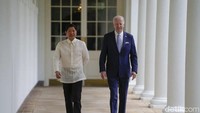 Dulu lorong di West Colonnade menuju Oval Office tidak ada dekorasi. Dindingnya polos, hanya cat berwarna putih. Foto: AP Photo/Carolyn Kaster, Pool