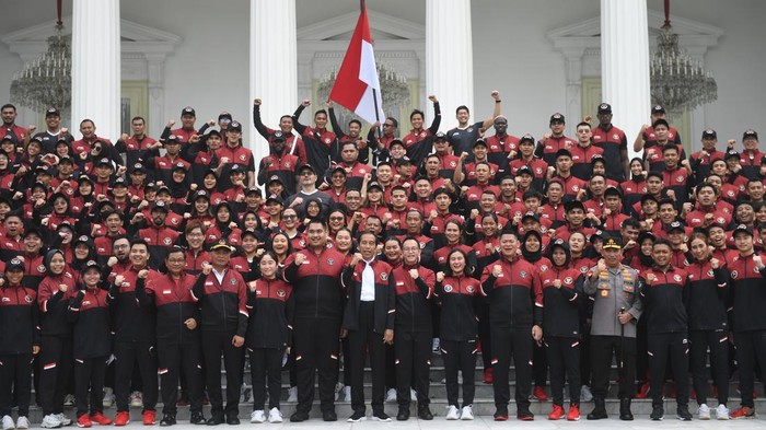 Presiden Joko Widodo (kedua kiri) didampingi Menpora Dito Ariotedjo (ketiga kiri) dan CdM kontingen Indonesia Lexyndo Hakim (kiri) berbincang dengan anggota kontingen Indonesia pada SEA Games XXXII Kamboja saat pelepasan di halaman depan Istana Merdeka, Jakarta, Selasa (2/5/2023). Indonesia mengirimkan 599 atlet untuk bertanding di SEA Games 2023 Kamboja yang terdiri dari 379 atlet putra dan 270 atlet putri.