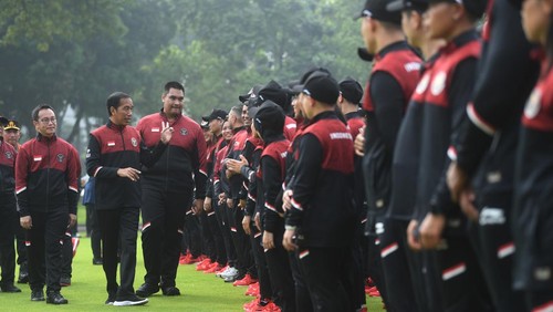 Presiden Joko Widodo (kedua kiri) didampingi Menpora Dito Ariotedjo (ketiga kiri) dan CdM kontingen Indonesia Lexyndo Hakim (kiri) berbincang dengan anggota kontingen Indonesia pada SEA Games XXXII Kamboja saat pelepasan di halaman depan Istana Merdeka, Jakarta, Selasa (2/5/2023). Indonesia mengirimkan 599 atlet untuk bertanding di SEA Games 2023 Kamboja yang terdiri dari 379 atlet putra dan 270 atlet putri.