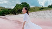 Bagaimana? Sudah bisa mmutuskan siapa yang lebih cantik, Prilly Latuconsina atau Labuan Bajo nih?