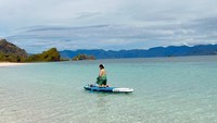 Saat di Pantai Pink, Prilly melakukan beberapa aktivitas seperti berfoto, berenang dan bermain kayak. Senyum dan tawa Prilly begitu indah dengan latar alam Labuan Bajo yang tak kalah memukau.