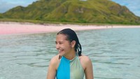 Sepertinya Prilly tidak melewatkan kesempatan untuk mengeksplore tempat-tempat cantik seperti Pantai pink di labuan Bajo.