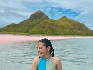 Ketika Prilly Latuconsina Hujan-hujannya Berenang di Labuan Bajo