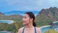 Prilly Latuconsina sat berada di Pulau Padar. Sama-sama cantik ya?