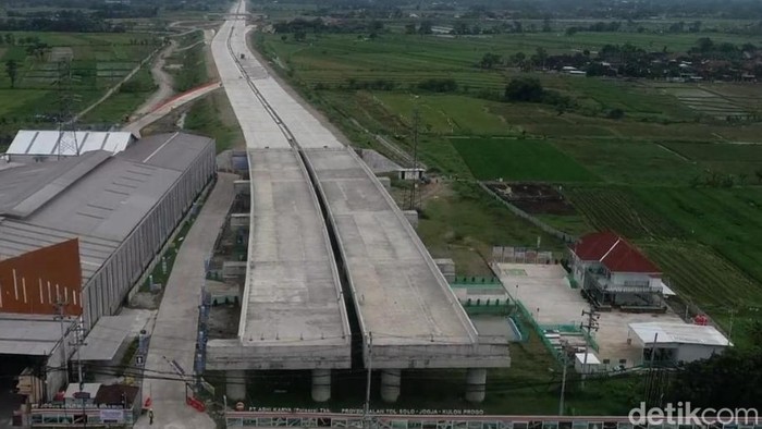 Progres pekerjaan konstruksi jalan Tol Solo-Jogja di wilayah Boyolali, Selasa (2/5/2023).