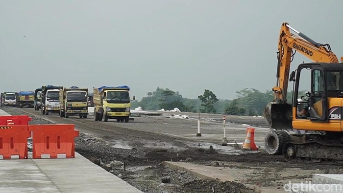 Progres pekerjaan konstruksi jalan Tol Solo-Jogja di wilayah Boyolali, Selasa (2/5/2023).