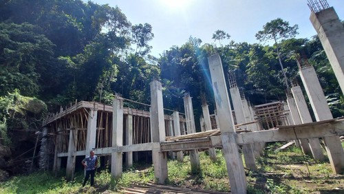 Warga Desa Adat Bila Tua kecewa karena proyek renovasi Pura Taman Sari mangkrak sudah tiga bulan.