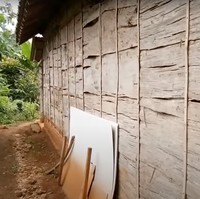 Bagian samping rumah juga terlihat begitu sederhana. Hingga saat ini video rumah tersebut telah disukai oleh lebih dari 4,9 ribu warganet dan memperoleh beragam komentar. Foto: YouTube/Kromo Chanel