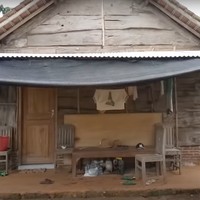 Bagian belakang rumah pun tak kalah sederhana. Ditambah dengan beberapa barang yang berantakan dan jemuran baju, rumah tersebut jadi tampak kumuh. Foto: YouTube/Kromo Chanel