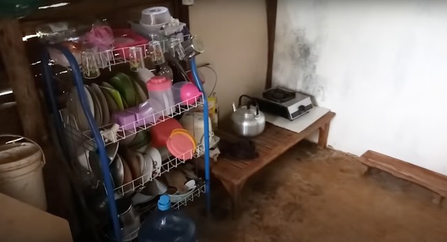 Bagian dapur di dalam rumah juga masih tampak sederhana dengan lantai yang belum dikeramik. Namun perabotan dapurnya tampak tersusun rapi. Foto: YouTube/Kromo Chanel