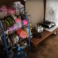 Bagian dapur di dalam rumah juga masih tampak sederhana dengan lantai yang belum dikeramik. Namun perabotan dapurnya tampak tersusun rapi. Foto: YouTube/Kromo Chanel