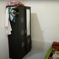 Di sebelah garasi terdapat kamar yang berisi tempat tidur dan sebuah lemari. Kamar tersebut juga tampak nyaman dengan dinding yang dicat putih dan lantai yang sudah menggunakan keramik. Foto: YouTube/Kromo Chanel