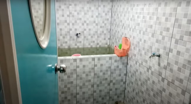 Di dalam rumah terdapat 2 kamar mandi. Ini penampakan salah satu kamar mandinya yang juga sudah seluruhnya dikeramik. Walau tak terlalu besar namun kamar mandi tersebut tampak cukup nyaman dan bersih. Foto: YouTube/Kromo Chanel