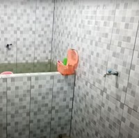 Di dalam rumah terdapat 2 kamar mandi. Ini penampakan salah satu kamar mandinya yang juga sudah seluruhnya dikeramik. Walau tak terlalu besar namun kamar mandi tersebut tampak cukup nyaman dan bersih. Foto: YouTube/Kromo Chanel