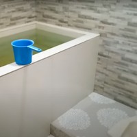 Begini penampakan kamar mandi kedua di dalam rumah yang terletak di dusun Sumber Mulyo, desa Kebonharjo, kecamatan Jatirogo, kabupaten Tuban. Sama-sama sudah seluruhnya dikeramik, kamar mandi yang satu ini seikit lebih besar dan dilengkapi dengan kloset jongkok. Foto: YouTube/Kromo Chanel