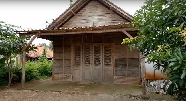 Video penampakan rumah yang satu ini dibagikan oleh akun YouTube Kromo Chanel. Dari luar terlihat rumah tersebut tampak biasa saja dengan dinding yang terbuat dari kulit-kulit kayu. Foto: YouTube/Kromo Chanel