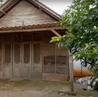 Video penampakan rumah yang satu ini dibagikan oleh akun YouTube Kromo Chanel. Dari luar terlihat rumah tersebut tampak biasa saja dengan dinding yang terbuat dari kulit-kulit kayu. Foto: YouTube/Kromo Chanel