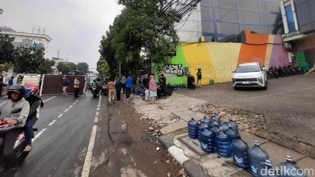 Satu unit truk terguling dan melintang di Mampang, Jakarta Selatan (Jaksel). Lalu lintas (lalin) yang mengarah ke Jalan HR Rasuna Said, Kuningan, macet parah. (Kanavino AR/detikcom)