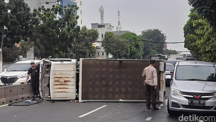 Satu unit truk terguling dan melintang di Mampang, Jakarta Selatan (Jaksel). Lalu lintas (lalin) yang mengarah ke Jalan HR Rasuna Said, Kuningan, macet parah. (Kanavino AR/detikcom)
