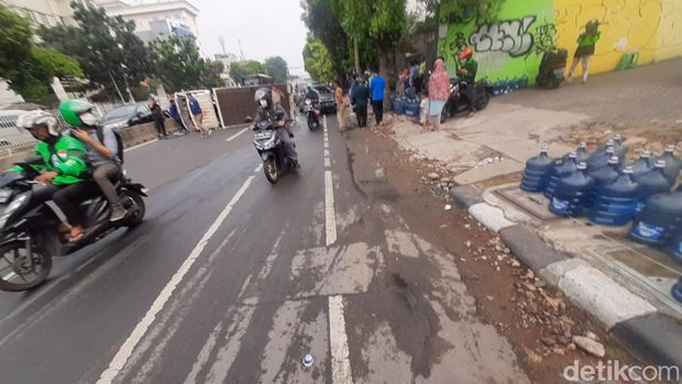Satu unit truk terguling dan melintang di Mampang, Jakarta Selatan (Jaksel). Lalu lintas (lalin) yang mengarah ke Jalan HR Rasuna Said, Kuningan, macet parah. (Kanavino AR/detikcom)