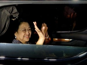 Jokowi Antar Megawati Sampai ke Mobil Usai Pertemuan di Istana
