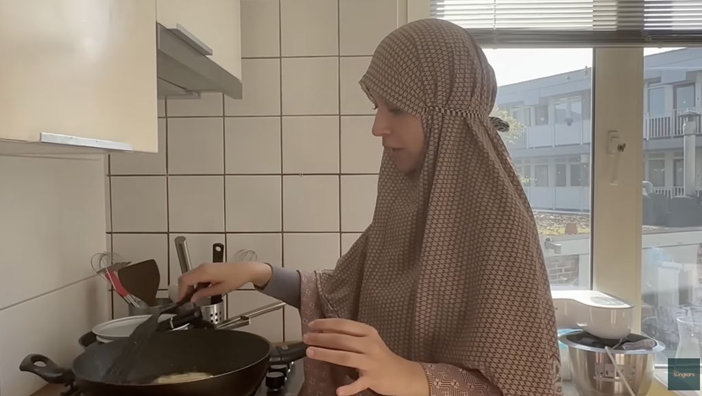 Seru! Shireen Sungkar Jualan Pisang Goreng Rp 16 Ribu di Belanda
