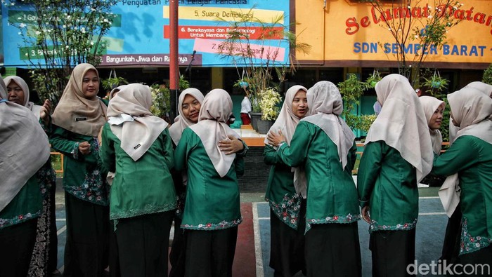 Libur lebaran telah usai. Sejumlah sekolah menggelar kegiatan halal bihalal, yakni salah satunya di SDN 13 Semper Barat, Cilincing, Jakut.