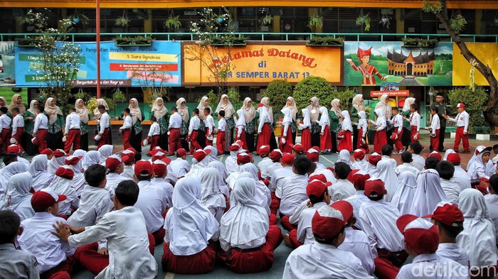 Siswa SDN 13 Semper Barat Gelar Halal Bihalal Usai Libur Lebaran Libur lebaran telah usai. Sejumlah sekolah menggelar kegiatan halal bihalal, yakni salah satunya di SDN 13 Semper Barat, Cilincing, Jakut.