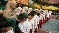 Tampak siswa-siswi antre untuk bersalaman dengan para gurunya.