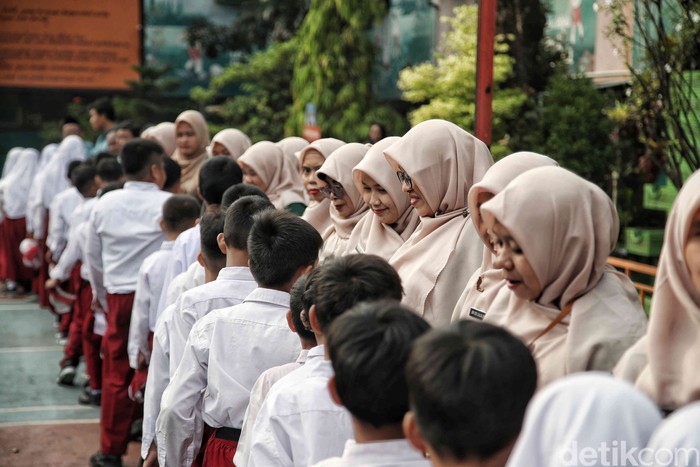 Libur lebaran telah usai. Sejumlah sekolah menggelar kegiatan halal bihalal, yakni salah satunya di SDN 13 Semper Barat, Cilincing, Jakut.