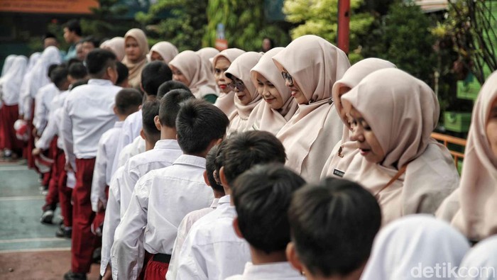 Libur lebaran telah usai. Sejumlah sekolah menggelar kegiatan halal bihalal, yakni salah satunya di SDN 13 Semper Barat, Cilincing, Jakut.