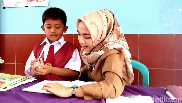 Siti Umu Kulsum, guru di Karawang.