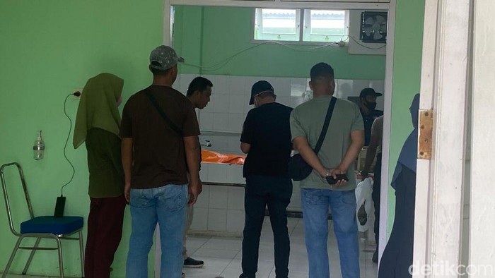 Persiapan proses autopsi di kamar jenazah RS Sele Be Solu, Kota Sorong, Papya Badat Data.