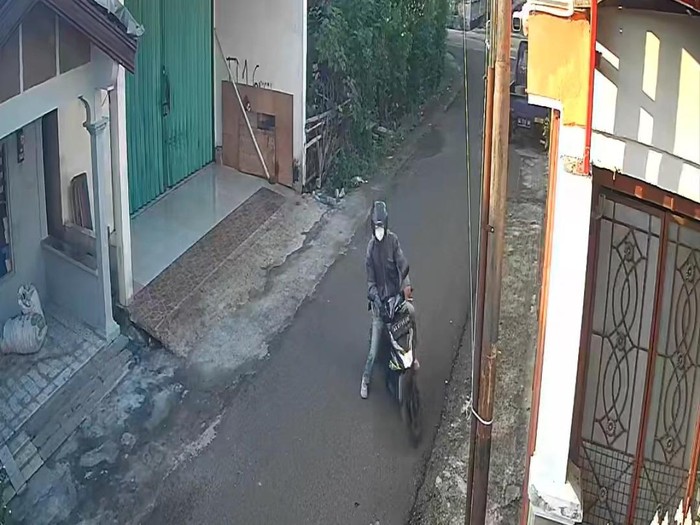 Tangkapan layar dari rekaman CCTV aksi pencurian di rumah Eko Purwanto warga Dusun Batu Kidul, Desa Baturetno Kecamatan Baturetno, Wonigiri, pada 2 Mei 2022.