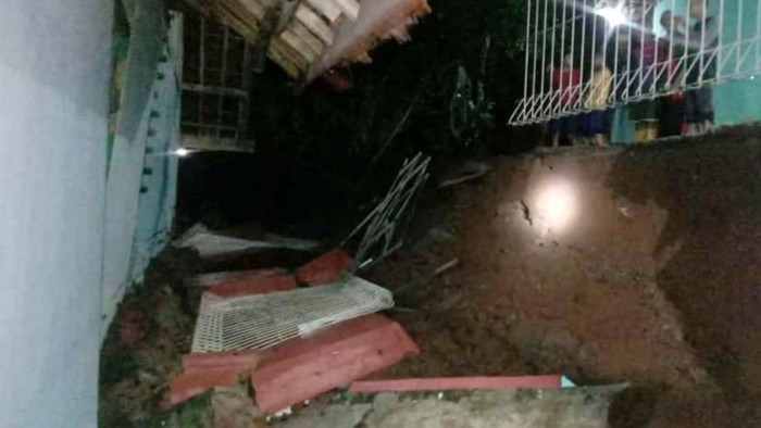 Tebing longsor di Ciamis menimpa rumah warga, Selasa (2/5/2023).